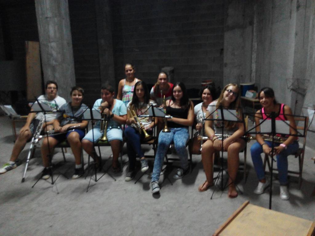 bct46501336's tweet photo. Primer contacto con los instrumentos anoche...buen ambiente y ganas...a trabajar duro. http://t.co/qkzAphTo1F