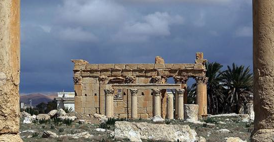  داعش تدمّر آثار ʺبعل شمينʺ في مدينة تدمر الأثرية التي يعود تاريخها إلى عام 17 ميلادي.  CNQZQ05WgAAYil7
