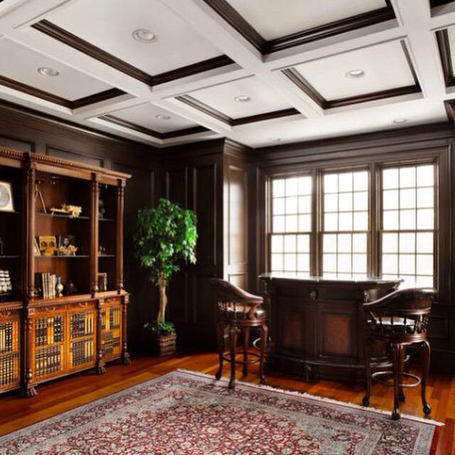 #السقف المستوي يمتاز باختلاف #أشكاله وألوانه ويتوارى بالأضاءة ويعطي إحساساً بالعراقة والفخامة .