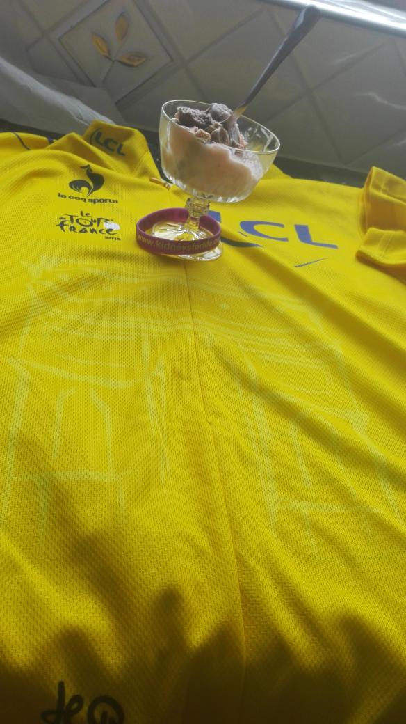 Just finishing off the end of a litre of <a href="/CreamLick/">A taste of summer</a> before is.gd/manchestermona…. Next stop: the Arc de Triomphe !