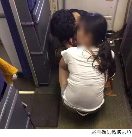 イナコロ on Twitter "飛行機の通路で子どもが大便、母親「焦らないで出しなさい」に周囲あ然