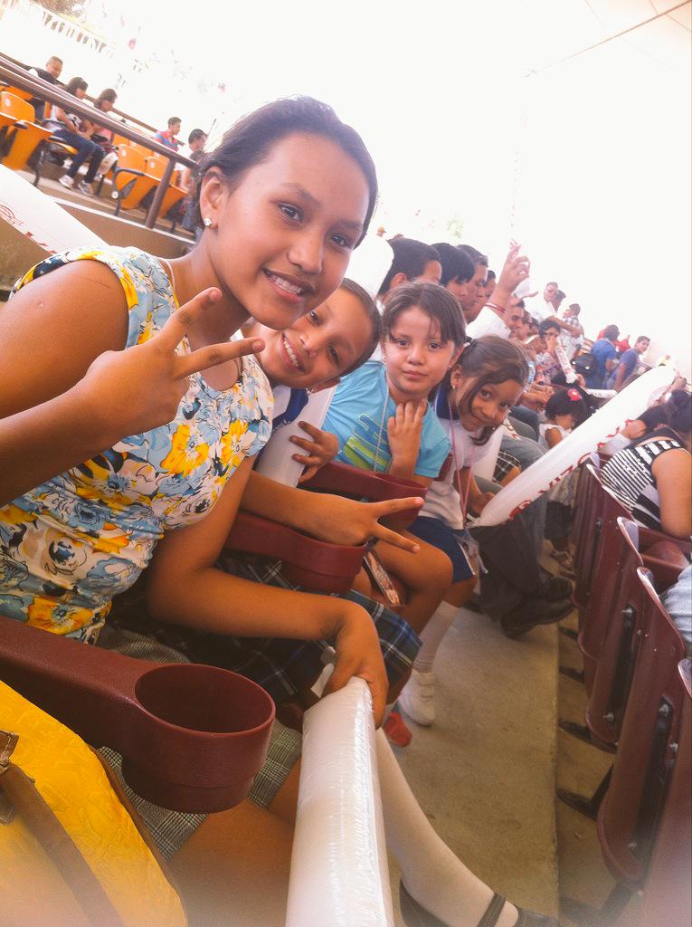 DianelyTorres's tweet photo. @lamasbuena1025 #vivalaradio2015 lo que hace uno por las hijas fans de hueso colorado #CD9 http://t.co/DbaidwTDgi