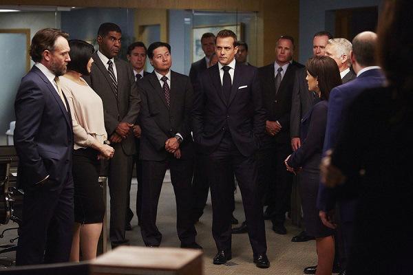 TVLine's tweet photo. .@Suits_USA Boss @akorsh9 Previews Flashback-Heavy Finale, Talks Harvey's Therapy Arc http://t.co/yZyS95PA23 http://t.co/A0FJohxAF8