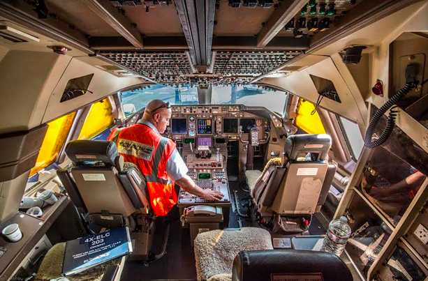 ELALUSA's tweet photo. View from the Jumbo’s cockpit. RT if you’ve ever flown a plane! #AVGeek #PilotAppreciation #ELAL http://t.co/AEd5CYMxbJ