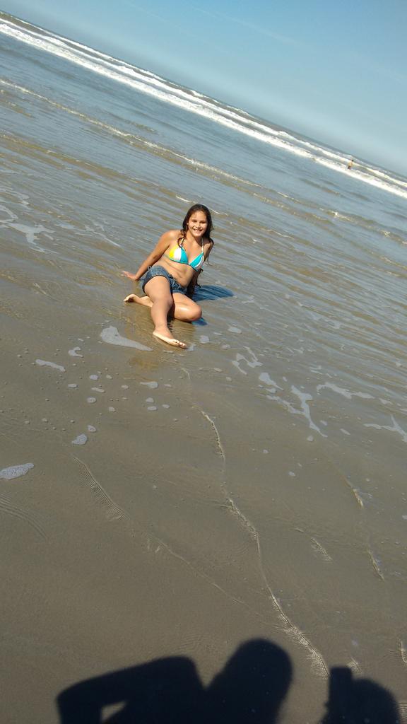 RaissaNt's tweet photo. praia http://t.co/MrW65R3tdi
