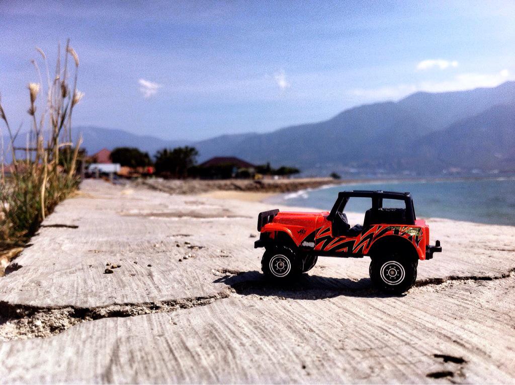 StoreToys264's tweet photo. Jeep @ Teluk Palu

#Jeep#JeepIndonesia
#JeepDiecast http://t.co/KqDgPClt4X