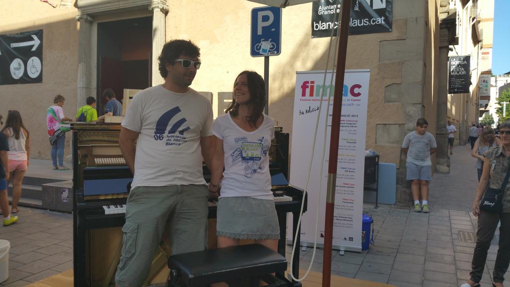 fimacgranollers's tweet photo. Actuació de piano acrobàtic de mans de @sergirodrim @marta2h2o ##FIMAC2015 #blancs2015 #FMBiB http://t.co/3XfEB7q5pb