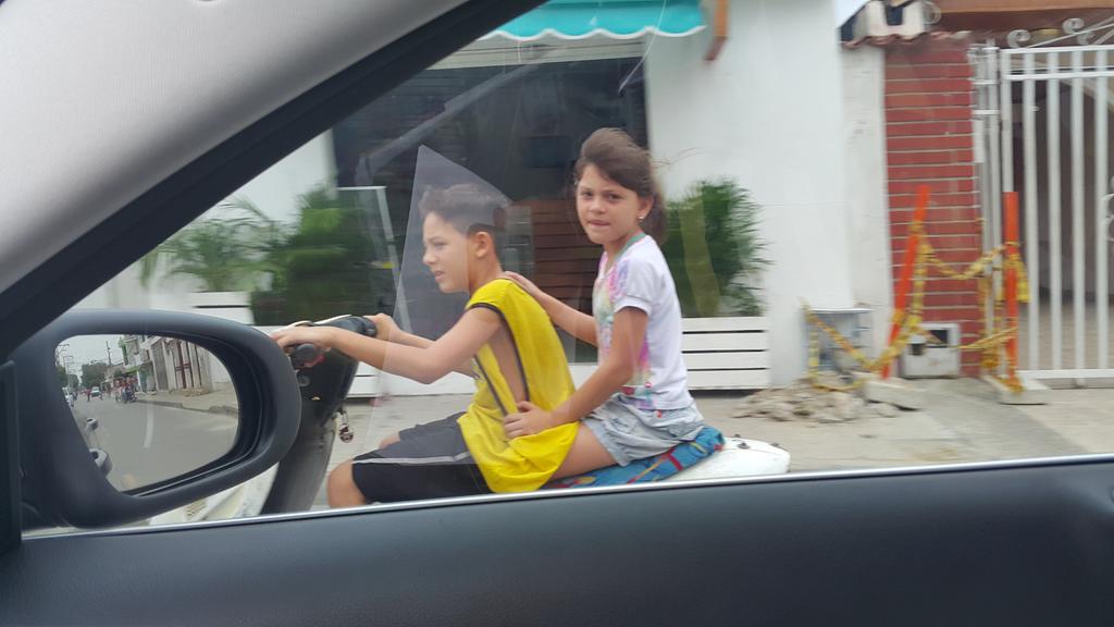 HENRYFOREROJ's tweet photo. Miren ustedes!! Y despues los padres y autoridades se dan golpes de pecho! En via principal de @alcaldiagalapa http://t.co/T1uX29kRPU