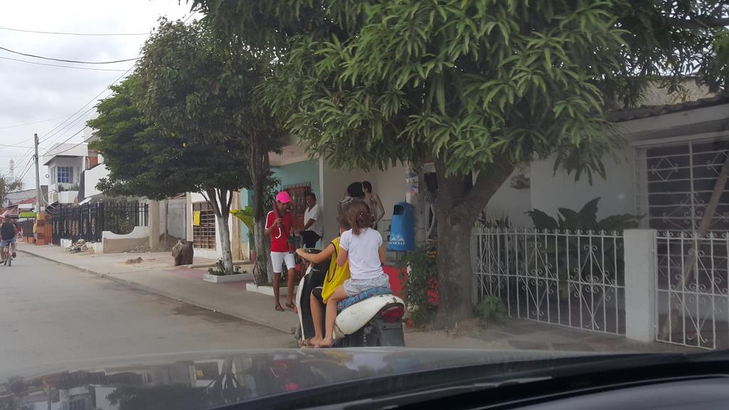 HENRYFOREROJ's tweet photo. Miren ustedes!! Y despues los padres y autoridades se dan golpes de pecho! En via principal de @alcaldiagalapa http://t.co/T1uX29kRPU