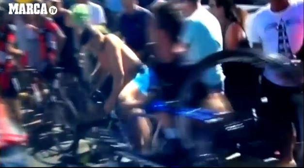 El momento más cómico de la Vuelta: ¡'Quillo', me llevo tu bici! Vídeo ▶ ow.ly/RlZ4F #LV2015