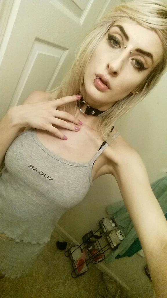 ghost__goddess's tweet photo. Buy me cute things and gift cards, it's a slow day and I want to fuck with you~ @RTpig http://t.co/9XV4RJhzvV