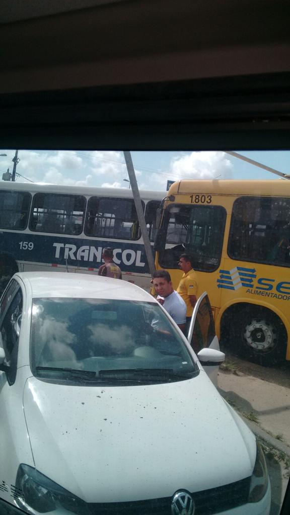 wambeckson's tweet photo. @jctransito acidente envolvendo dois ônibus e dois carros pequenos na pe15 próximo ao Miguel Arraes http://t.co/9PF7JPSnL9