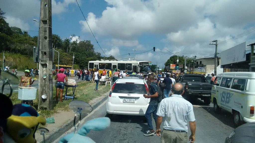 wambeckson's tweet photo. @jctransito acidente envolvendo dois ônibus e dois carros pequenos na pe15 próximo ao Miguel Arraes http://t.co/9PF7JPSnL9