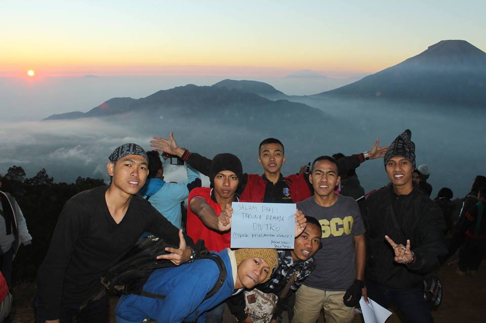 Meski berbeda suku dan bahasa tp kita tetap satu jiwa 
#Adventure #Taruna #PuncakSikunir #Dieng #Wonosobo #jawatengah