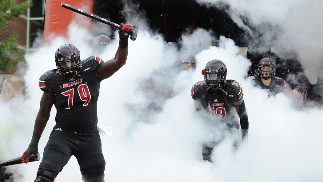 CardChronicle's tweet image. The @CrumsRevenge Louisville football hype video is here, and it's glorious: cardchronicle.com/2015/8/25/9206…