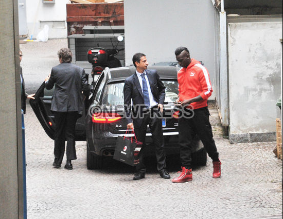 NewPressService's tweet photo. @acmilan @FinallyMario arrivo alla clinica Madonnina per le visite mediche #SuperMario #Balotelli http://t.co/3cL95gRAYM