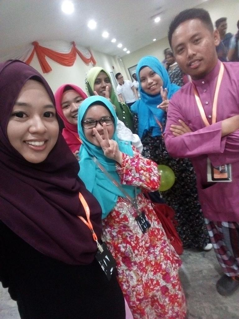 eiyfayusop's tweet photo. Wefie with abg fasi yg sporting..
#Dinner
#MTS2015
#INTAKEAUGUST
#UNISEL http://t.co/IseOruaTiJ