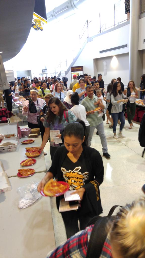 wheatweet's tweet photo. Annual clinic @WichitaState does in free pizza distribution for thousands. It's a logistical marvel. #wsuconvocation http://t.co/RLmFPu8szh
