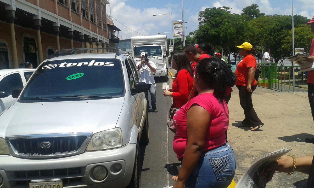 PartidoPSUV's tweet photo. Esquinas calientes del Edo. Bolívar se despliegan en apoyo a las medidas tomadas por @NicolasMaduro. #SoyAntiParaco http://t.co/Yuc8nbfLil