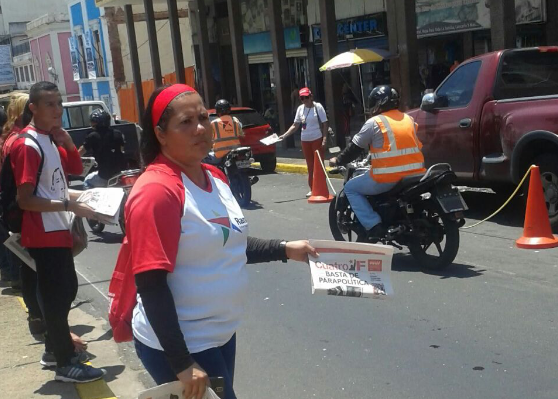 PartidoPSUV's tweet photo. Esquinas calientes del Edo. Bolívar se despliegan en apoyo a las medidas tomadas por @NicolasMaduro. #SoyAntiParaco http://t.co/Yuc8nbfLil