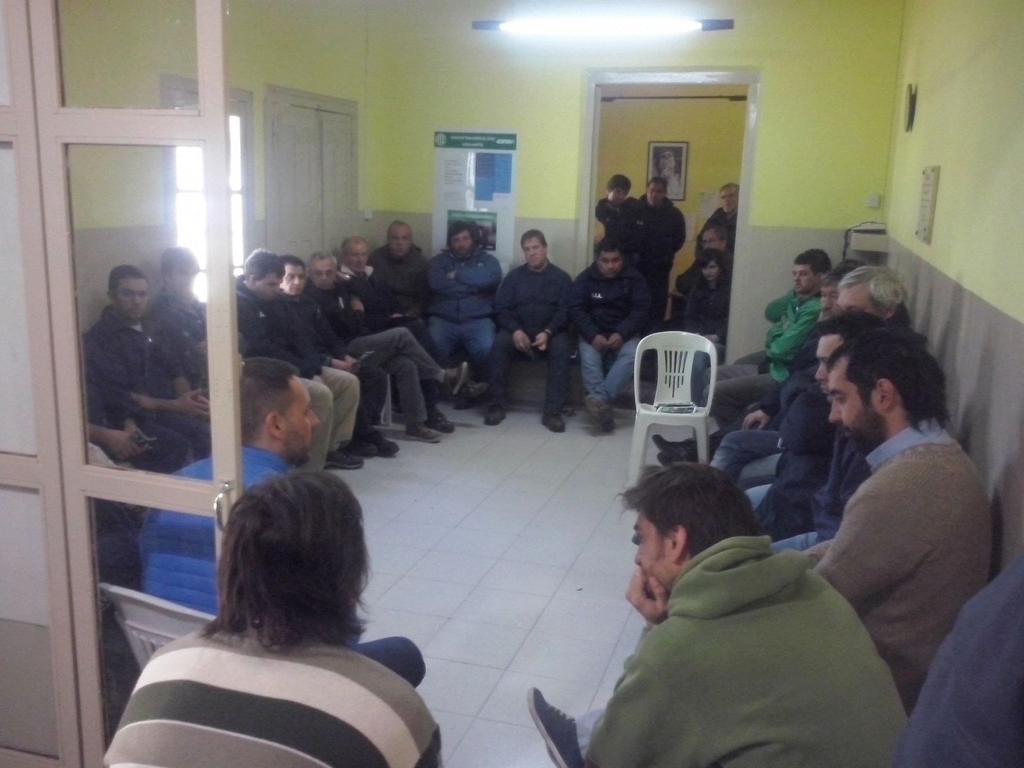 federgiuliani's tweet photo. Estuvimos de asamblea en la Base Aérea con Trabajadores Civiles llevando las propuestas de la Verde. @ateriocuarto http://t.co/Tj9slIbCnj