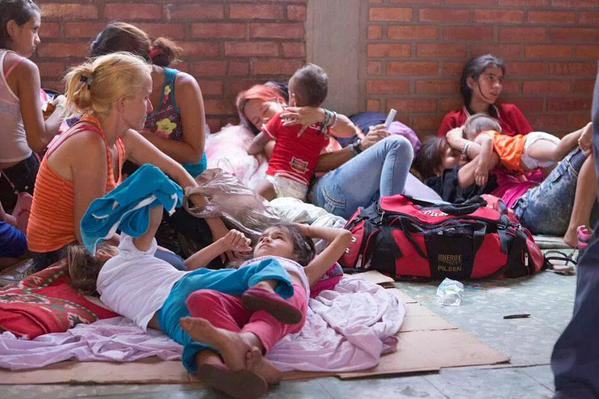 lizardo_jesus's tweet image. @lizardo_jesus #25Ag VIOLACIÓN A LOS DDHH de nuestros hermanos colombianos en la Frontera,así están durmiendo