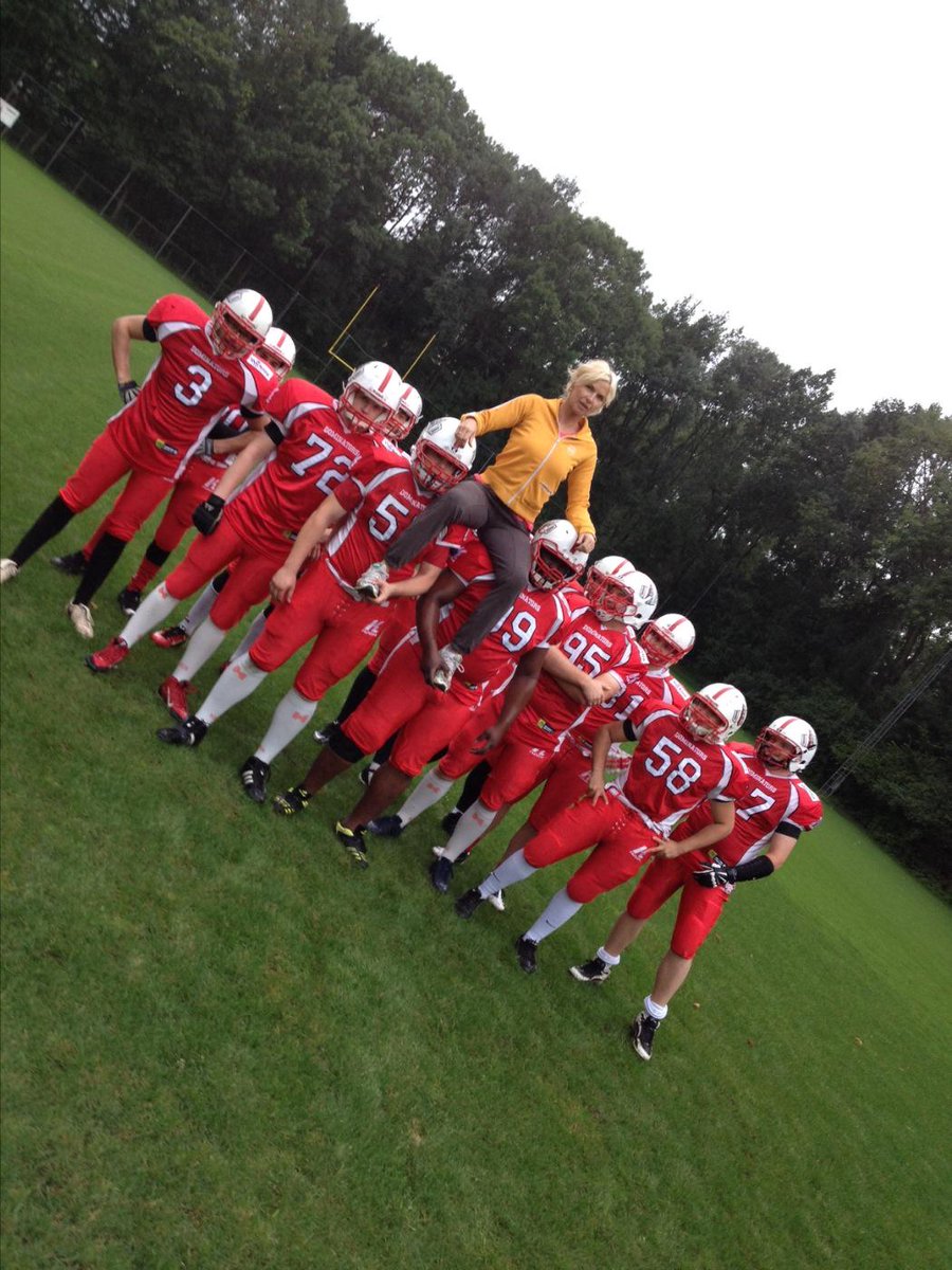 Wat n stoere gasten, die <a href="/UtrDominators/">Utrecht Dominators</a>! Gaan in deze outfit de 5 km rennen <a href="/SingelloopUtr/">Lindahl's Singelloop Utrecht</a>. Sponsor je ons?