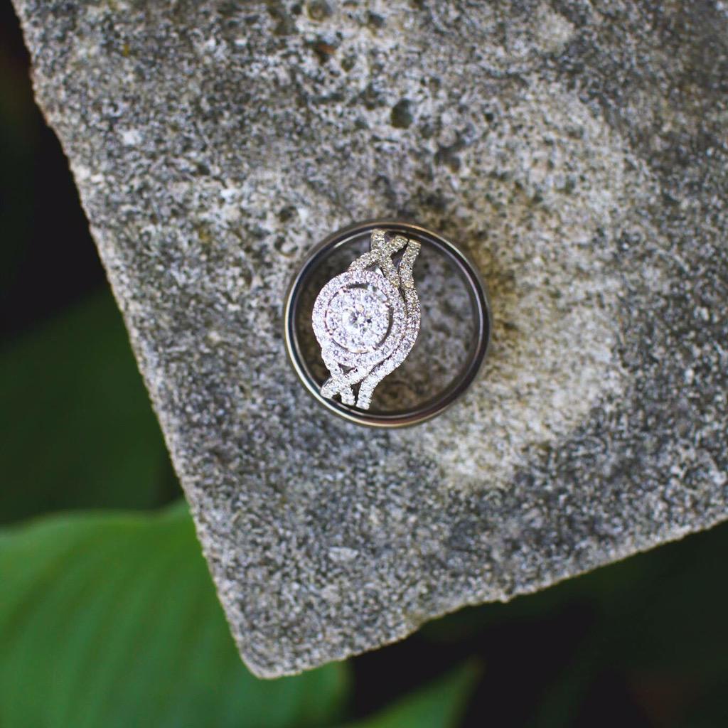 SimplyHallie's tweet image. Lovin the bling!! #simplynoted #weddingphotography #bride #kcweddings #midwestphotography #photography