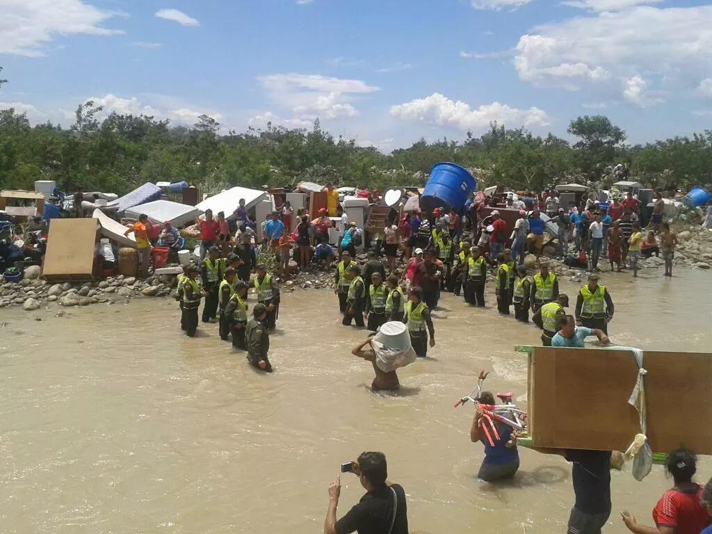MapiAparicioG's tweet photo. Tragedia humana frontera #Colombia. Así pasan colombianos por el río Táchira.  - vía @myteks http://t.co/6PEY3XjONI" @NicolasMaduro.