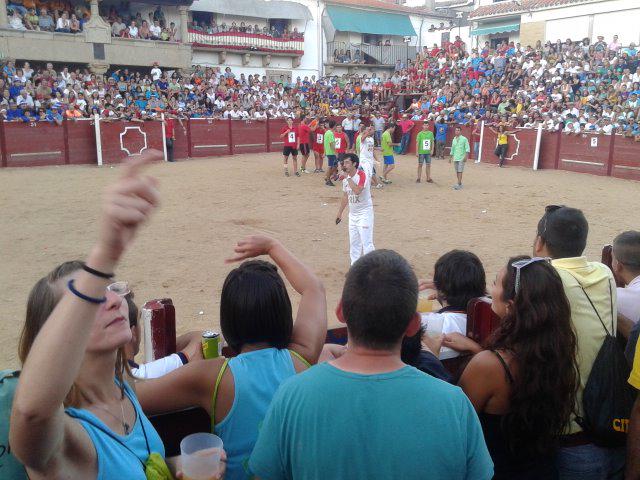 SilviaLR5's tweet photo. #grandprixlumbrales Farolillo y Herradura viviendolo con #toropasion en #lumbrales !!!! http://t.co/lEvwMIwWTQ