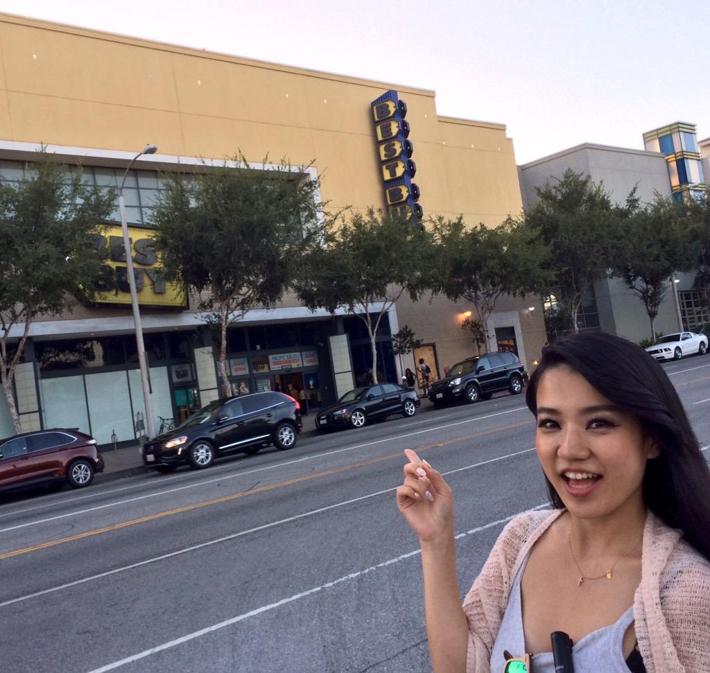 Tvgroove 海外セレブ エンタメ ファッションnews Laハリウッド取材3日目 家電量販店 Best Buy に来ました ここは海外ドラマ Chuck チャック のチャックが働く会社バイモアのモデルとなったお店なんです 確かにお店の雰囲気が似てる気がします