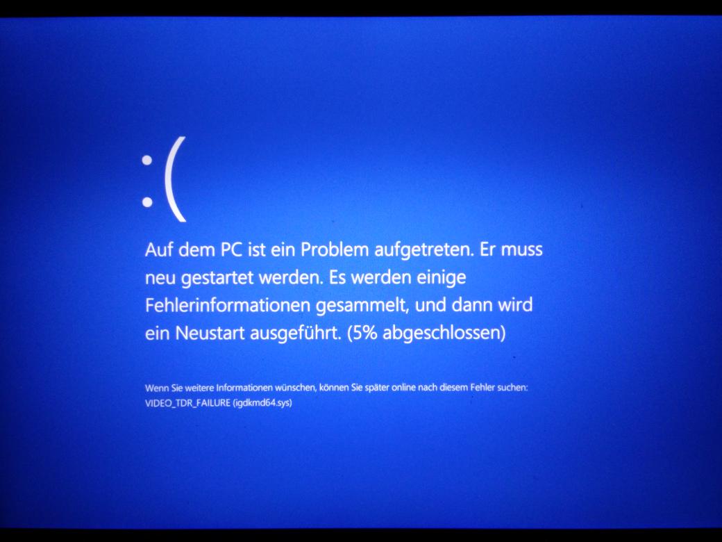 digitalmaze's tweet image. If anyone wondered that's how the #BSOD in #Windows10 looks. Screw it!