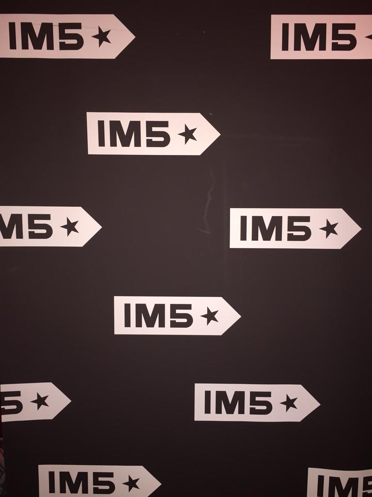 DanaGVaughns's tweet photo. βοΈ 11 am on Wed, Aug. 26 means @IM5band will arrive at London Heathrow! Who's gonna welcome them? #5ers #5ersGoHard http://t.co/mLHxKfZGLe