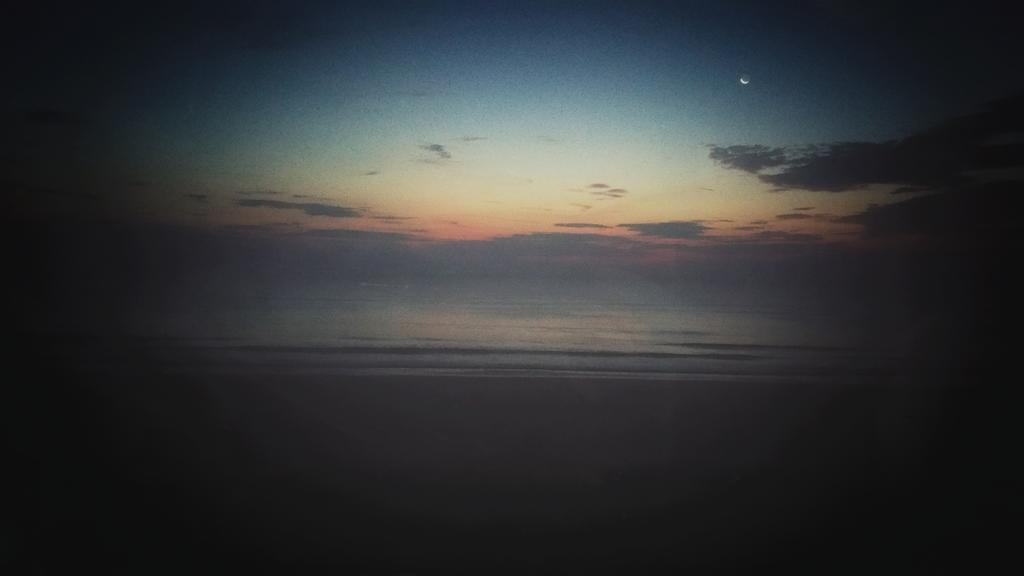 DreadnaughtHD's tweet photo. Beachside Sunset! #beach #moon #sunrise #goodmornings #simplicity #simplethings #photography #oceanography http://t.co/N6z44qpMXB