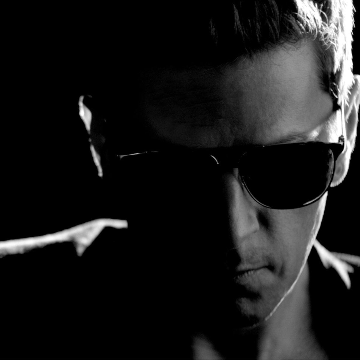 ThisIsRobThomas's tweet image. #TheGreatUnknown - out now - get it from my friends at @amazon! smarturl.it/TheGreatUnknow…