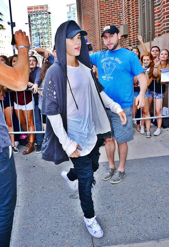 ferrariviews's tweet image. deem rt pelo sorriso do justin não vai quebrar o dedo de ninguém #MTVHottest Justin Bieber