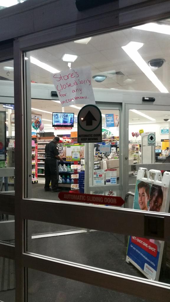 ScaryRebelBat's tweet image. Store closed after a fight. Joys of living in the city. #UrbanProblems #thestruggleisreal