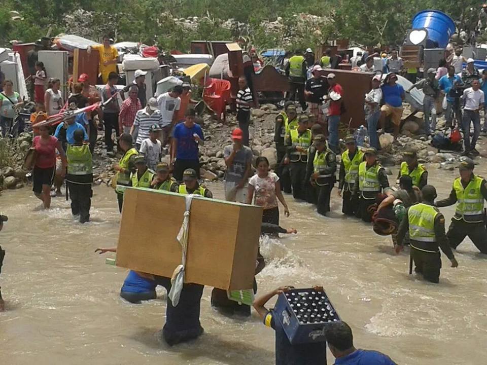 jerimi9's tweet image. Tragedia humana, frontera con Colombia. Así pasan colombianos por el río Táchira. Llevan sus pertenencias #venezuela