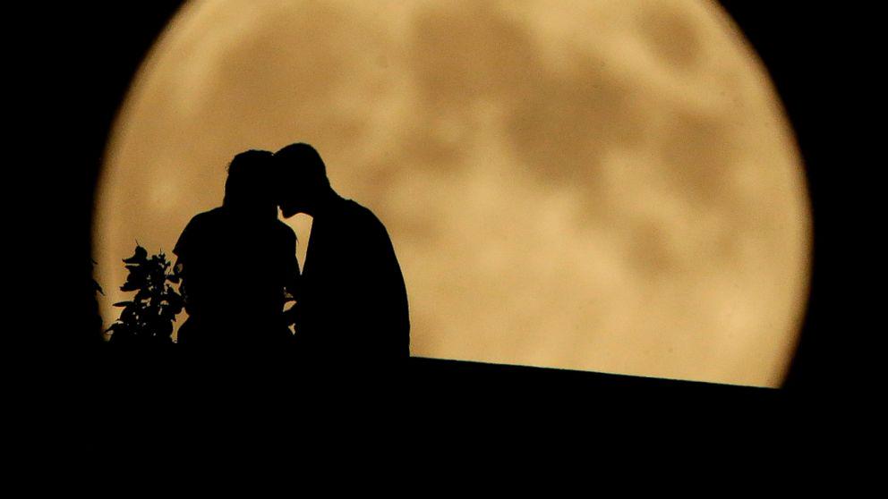 EntreLibrosyTin's tweet photo. Emociones que traspasan las páginas. Bajo la Luna del Amazonas de @Lynsalfaro en @tombooktu 
http://t.co/AAiBuaJjMW http://t.co/qgrbik0bZy