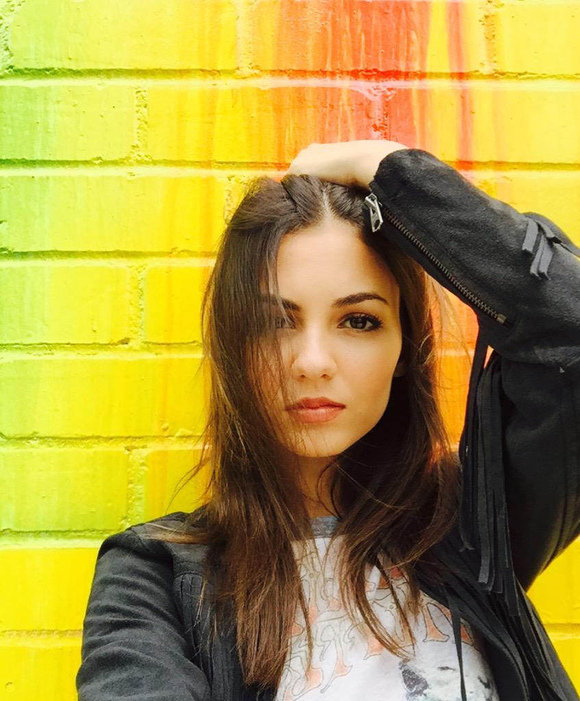 VictoriaJustice's tweet image. Found the most amazing painted building in Santa Monica. #ShamelessSelfie #TheseColorsThough 🎨