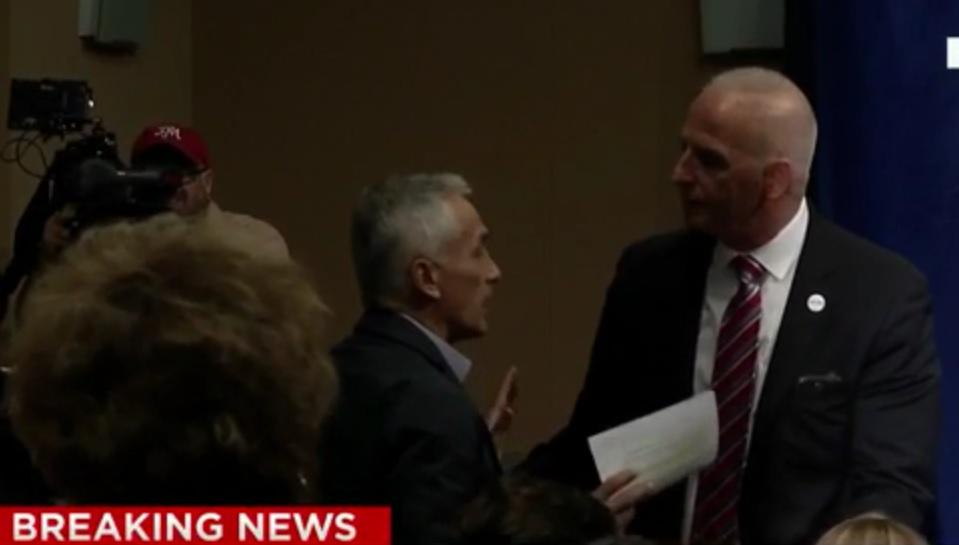 josepeguero's tweet image. Video: Seguridad de Donald Trump expulsa al periodista  Jorge Ramos de rueda de prensa bit.ly/1LzcJU8