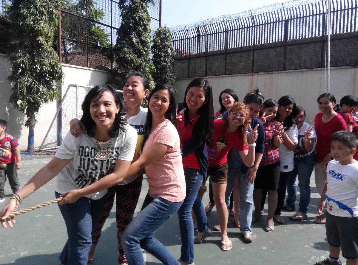 linasadesuteja's tweet photo. Tarik tambang #perayaan #HUT #RI70 Damn I love Indonesia #pullingrope #group http://t.co/m24NZgs2eg