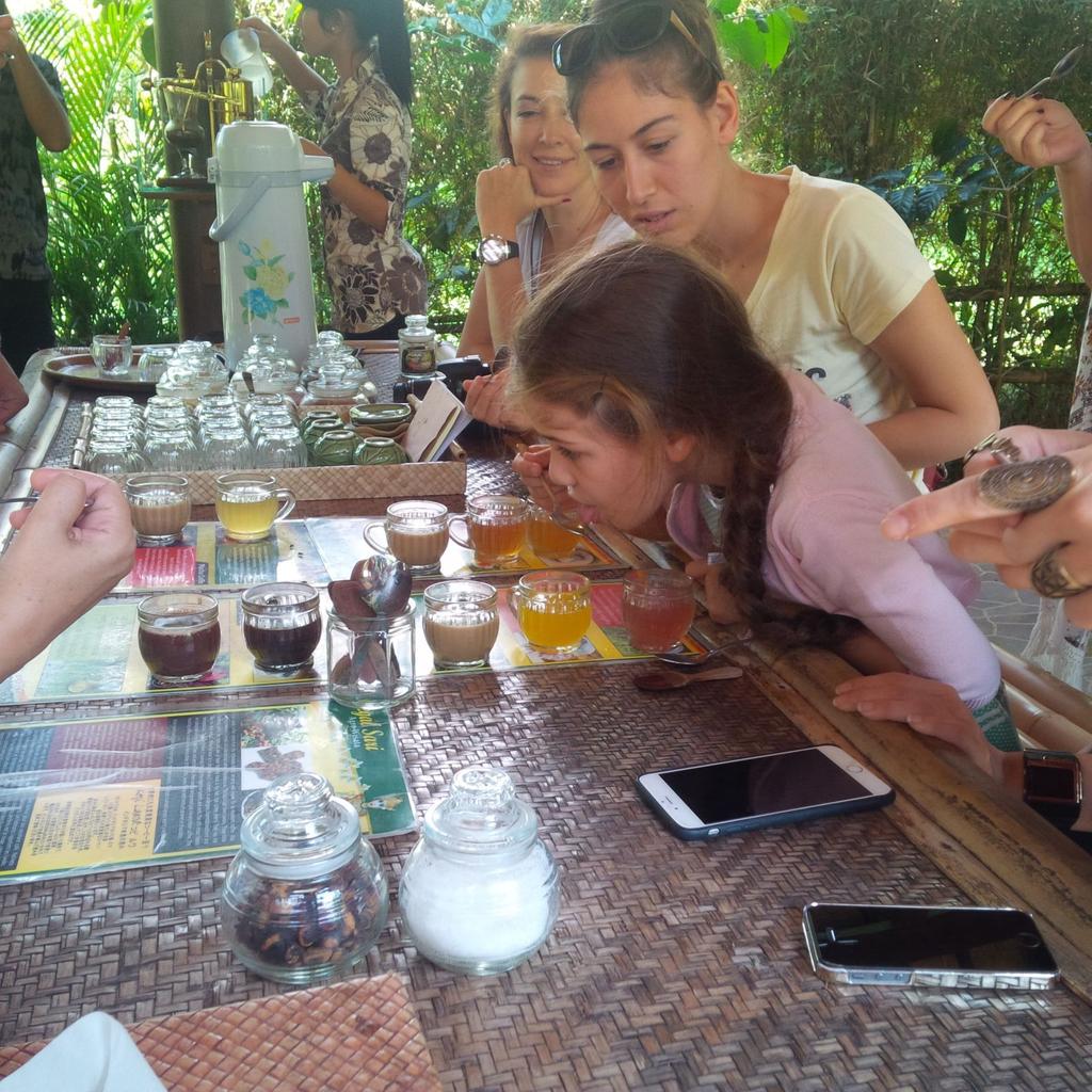 SCTV's tweet photo. Seperti apa ya rasa jamu khas Indonesia menurut Elif?
Wah pasti ketagihan nih. #SCTV25 http://t.co/wOD65mDqdD