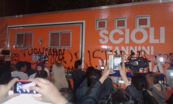 ElCooperativoT's tweet photo. #SALTA : ASÍ QUEDÓ EL CAMIÓN DE @danielscioli #MARCHA #TUCUMANAZO #RT (via @franmauro) 📷 http://t.co/2vm5DiUi5t
