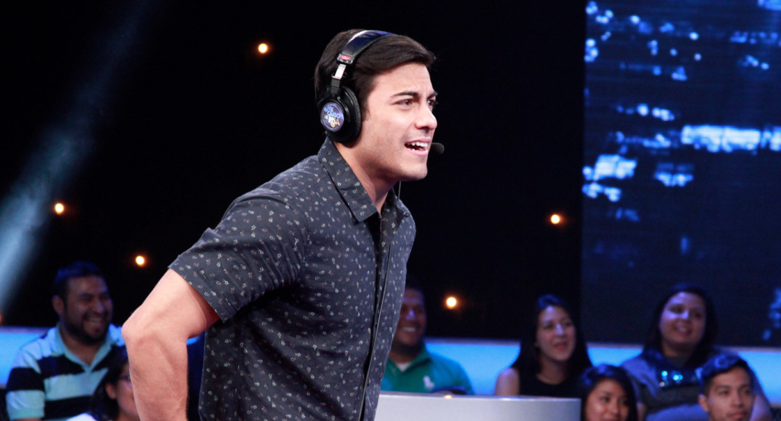 MeCaigoDeRisa's tweet photo. Chequen aquí lo mejor @_CarlosRivera en #MeCaigoDeRisa y vean porqué él dice #SoyElReyDe http://t.co/q2mLs2t2e4 http://t.co/nYbigEkz9p