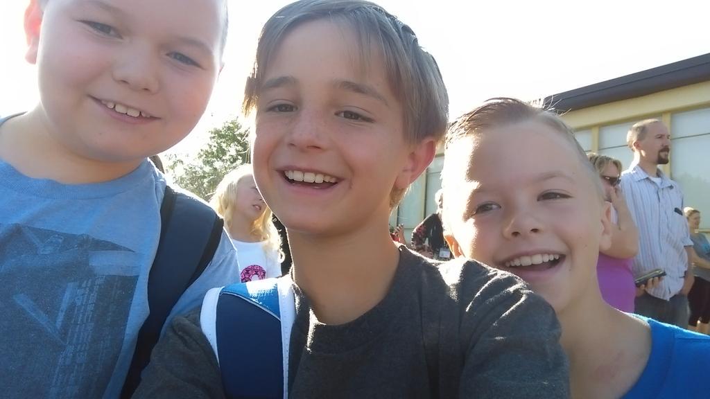 noahminecraft32's tweet photo. First day of school #best friends ever http://t.co/4HxMuR7XH7