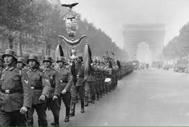 SmartPageHist's tweet photo. Un día como hoy pero de 1944 se hacia la marcha de celebración por la liberación de los nazis  #ADayToRemember http://t.co/0wfVZ6nQlm
