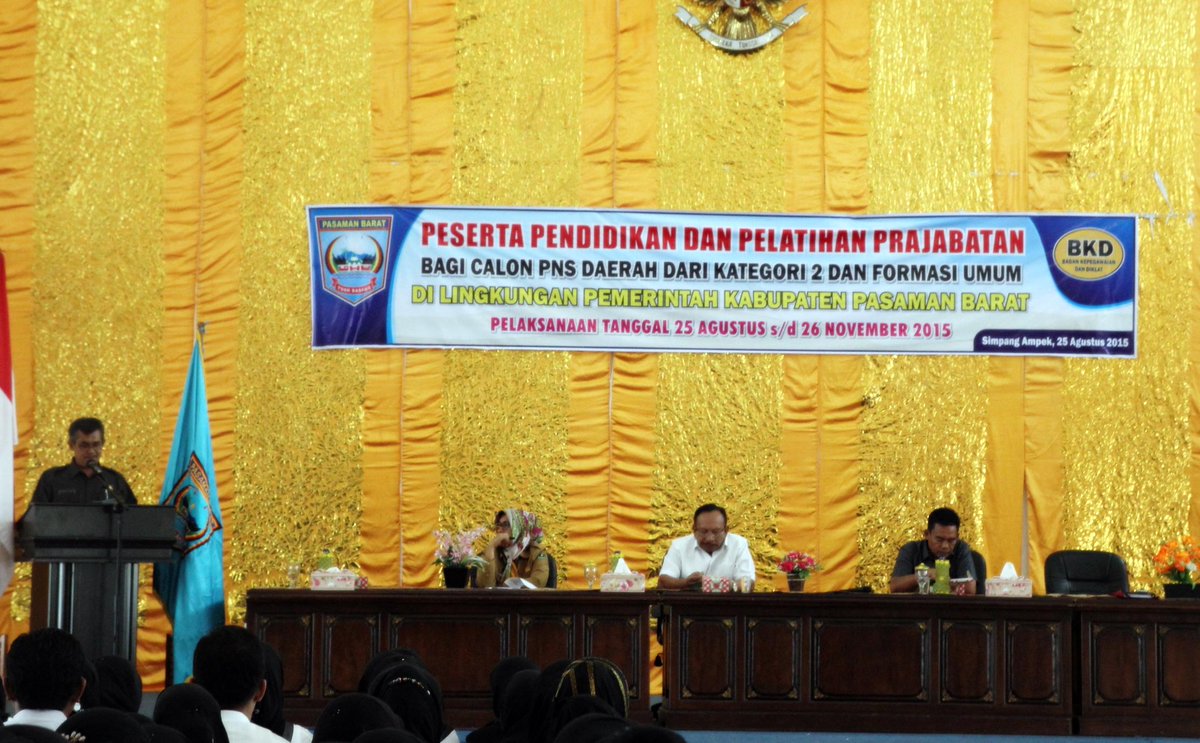 H. Baharuddin R, Bersama Sekda, Yasri Uripsyah dalam Acara Pendidikan dan Pelatihan CPNS oleh BKD Pasbar. Rabu(26/8).