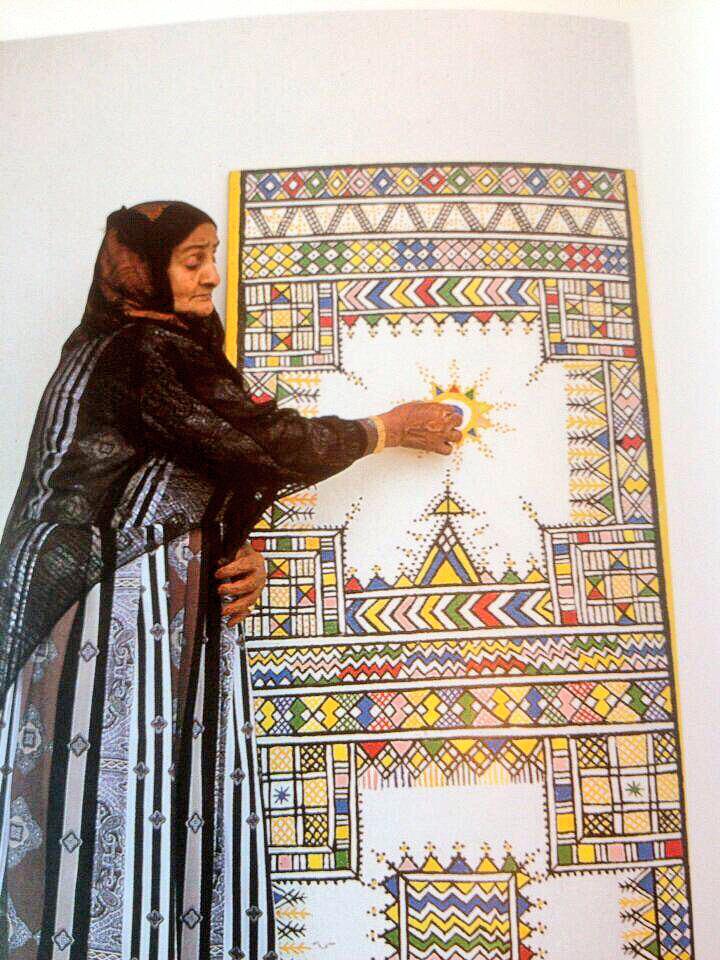 essaswadi's tweet photo. أتصفح منهج الفنية لابنتي ديالا وأتساءل في درس زخارف المنزل: ما ضرهم لو أدرجوا صورة رائدتها فاطمة أبو قحاص رحمها الله؟ http://t.co/okmMbJD9gk