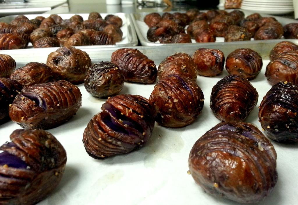 daniel_a_dennis's tweet photo. Purple #hassleback #potatoes, before &amp; after. Roasted w/ #whiskey butter &amp; #lamb fat. @LionBridgeBrew #simplethings http://t.co/NFovCGIKA8